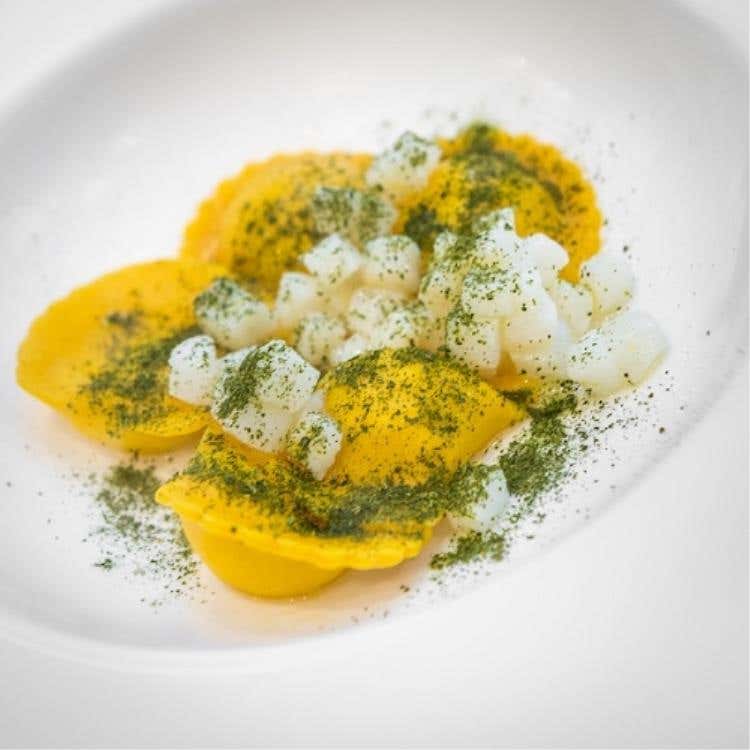 Raviolo ripieno di olio, con seppie e polvere di cavolo nero (Cristiano Tomei)